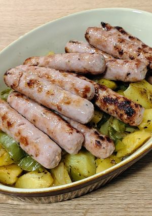 Foto principal de Longaniza fresca con guarnición de patatas, todo al Jerez