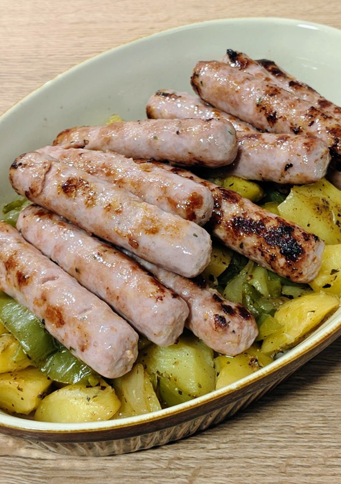 Una foto de Longaniza fresca con guarnición de patatas, todo al Jerez