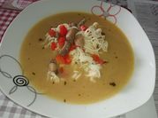 Una foto de sopa de champiñones con fideos