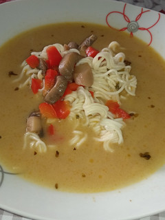 Una foto de Sopa de fideos estilo tailandés