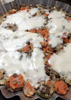 Una foto de Tortilla de berenjena y zanahorias con legumbres
