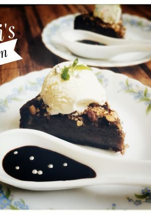 ব্যানানা ওয়ালনাট ব্রাউনি টপিং উইথ চকলেট সস(Banana walnut brownie chocolate sauce recipe in Bengali) রেসিপির প্রধান ছবি