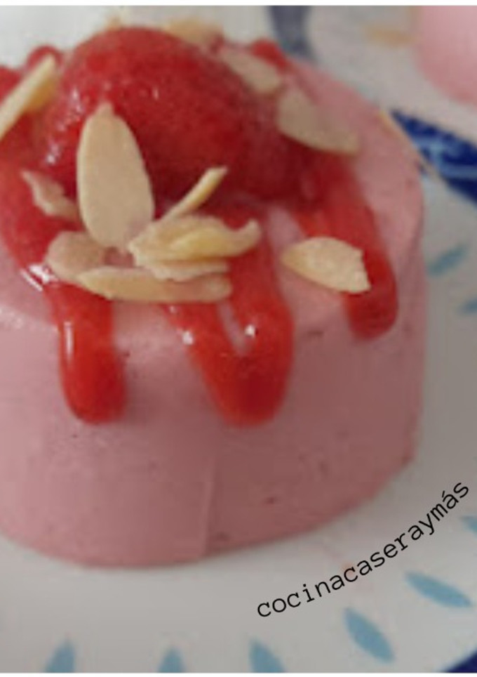 Una foto de Postre de queso y fresas