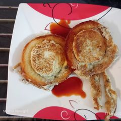 A picture of Garlic bread egg toast.