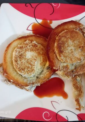 A picture of Garlic bread egg toast.