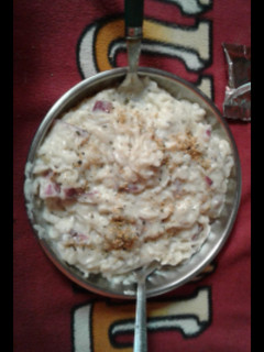 A picture of White sauce maggi.