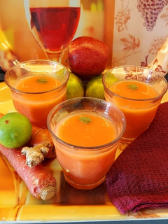 એપલ,કેરેટ,ઓરેન્જ જ્યુસ (Apple Carrot Orange Juice Recipe In Gujarati) રેસીપી મુખ્ય ફોટો