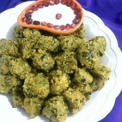 A picture of Lauki Spinach Muthiya.