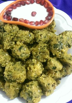 A picture of Lauki Spinach Muthiya.