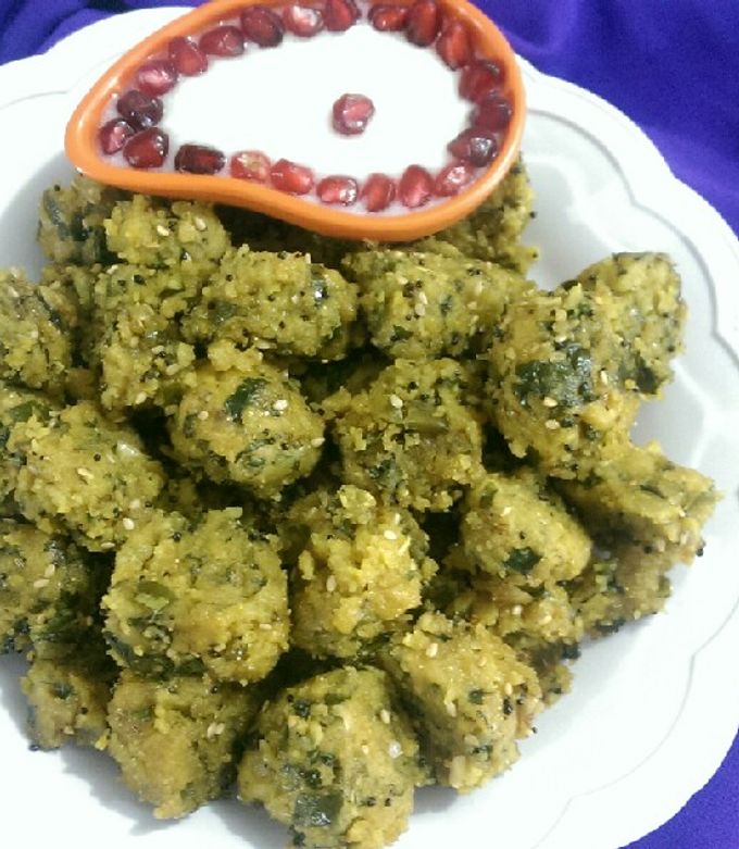 A picture of Lauki Spinach Muthiya.
