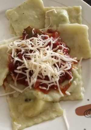 Una foto de Ravioles veganos de tofu, espinaca y puerro con dos salsas (🌱 vegano)