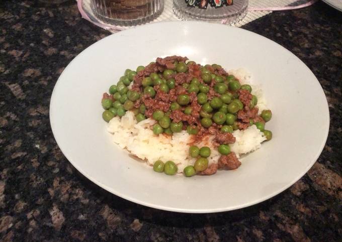 Bazella (Mince with peas and rice)