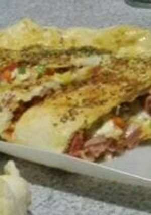 Una foto de Calzones de salchicha y jamón con queso