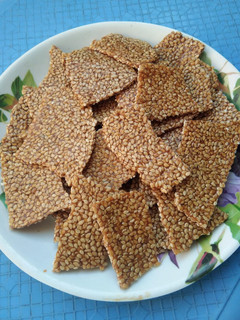તલ ની ચીક્કી (Tal Chikki Recipe In Gujarati) રેસીપી મુખ્ય ફોટો