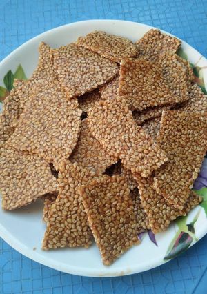 તલ ની ચીક્કી (Tal Chikki Recipe In Gujarati) રેસીપી મુખ્ય ફોટો