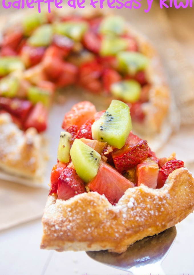 Una foto de Galette de fresas y kiwi