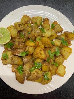 फलाहारी आलू की चाट (falahari aloo ki chaat recipe in Hindi) रेसिपी मुख्य फोटो