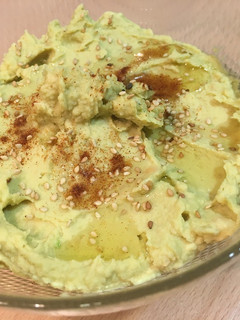 Una foto de Hummus con aguacate