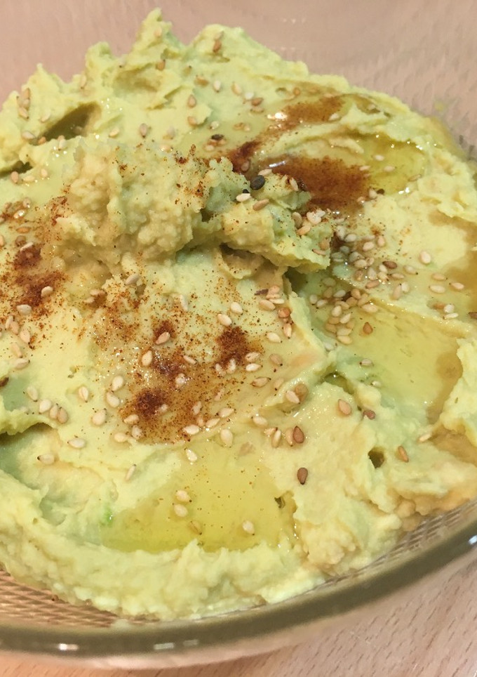 Una foto de Hummus con aguacate