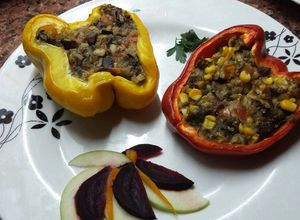 Una foto de Pimientos o morrones rellenos con berenjenas, quinoa y tomate