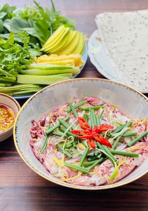 Hình của món Mực Hấp Cuốn Bánh Tráng Rau Muống.