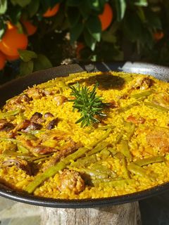 Una foto de Paella Valenciana de pollo y conejo🥘