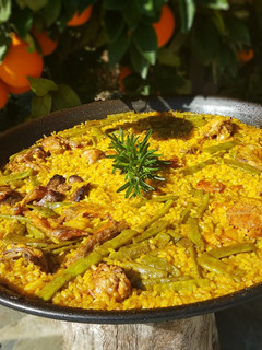 Una foto de Paella Valenciana de pollo y conejo🥘