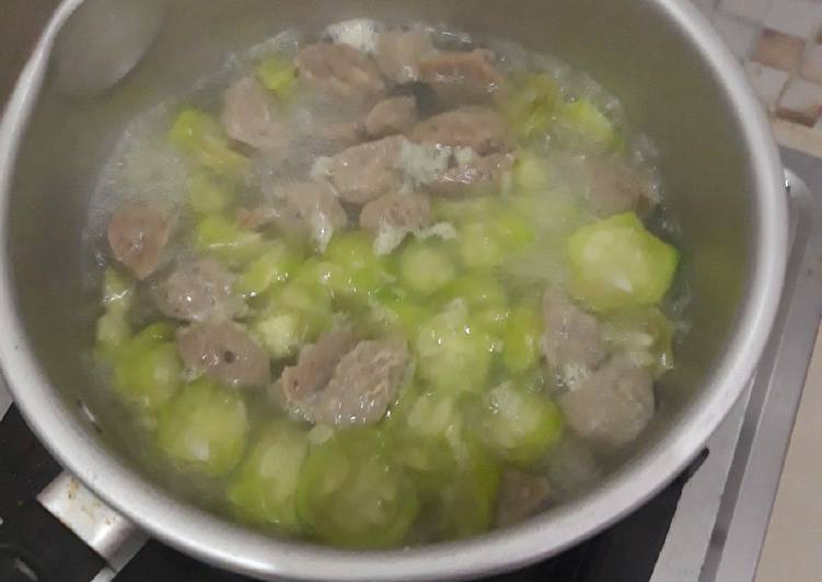 Cara Gampang Menyiapkan Sayur bening oyong bakso Anti Gagal