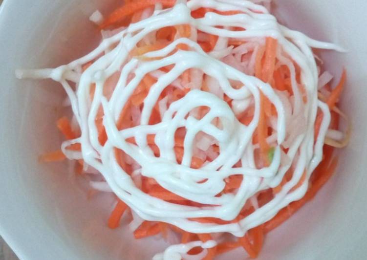Langkah Mudah untuk Menyiapkan Salad ala hokben (acar wortel lobak), Enak Banget