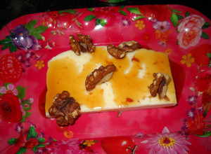 Una foto de Queso con miel o salsa de caramelo