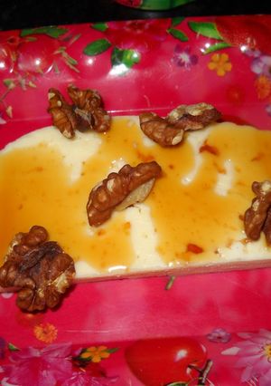 Una foto de Queso con miel o salsa de caramelo