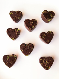 Una foto de Bombones de chocolate, pistacho y lima