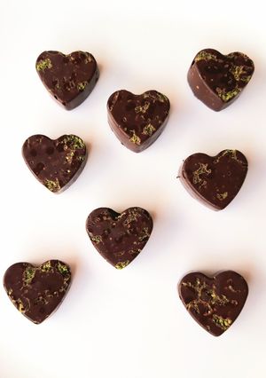 Una foto de Bombones de chocolate, pistacho y lima