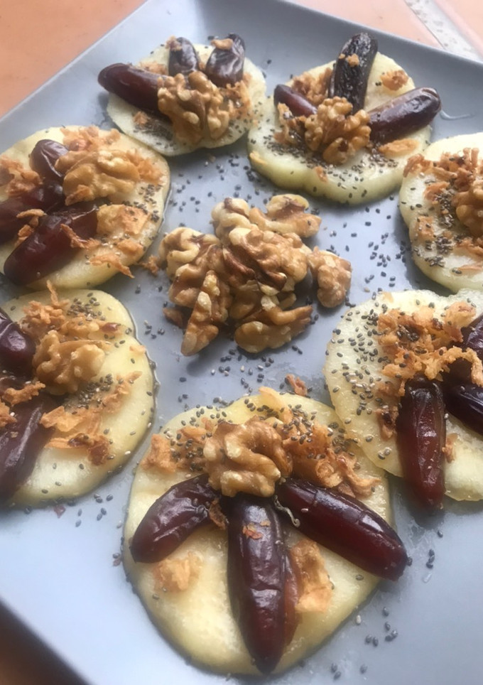 Una foto de Ensalada de fruta fresca,frutos secos y un toque de chía