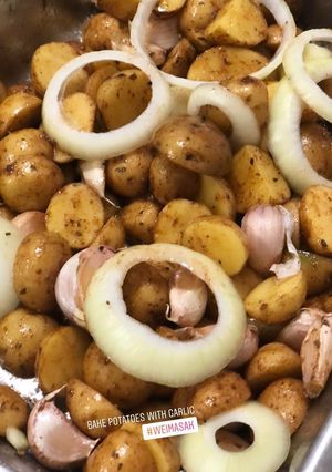 Foto resep Baked garlic potatoes