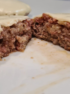 Una foto de Hamburguesa de ternera, salchichas y tomate en polvo