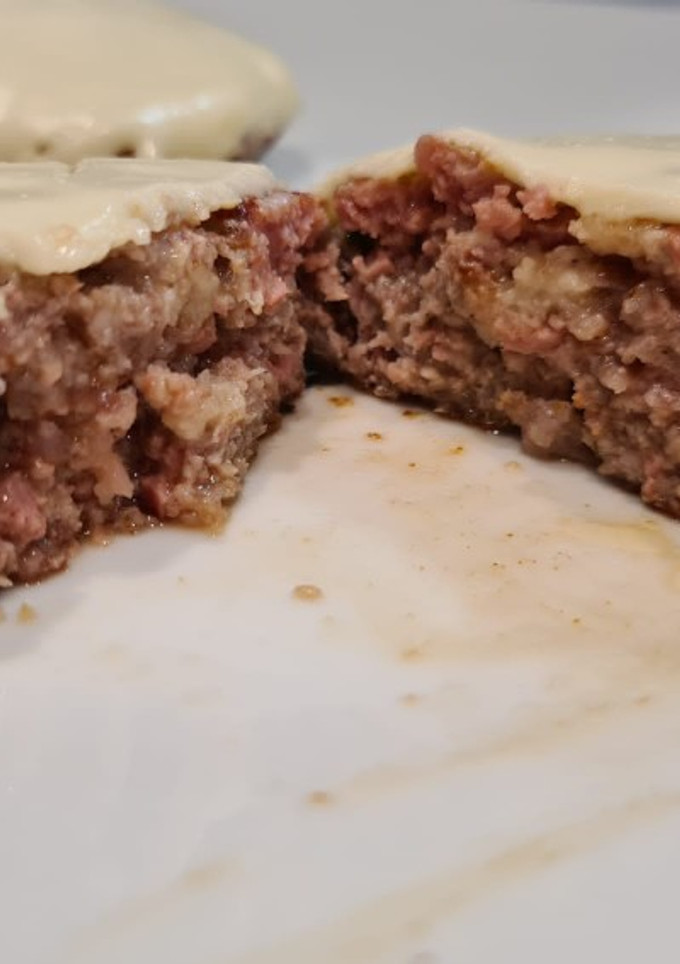 Una foto de Hamburguesa de ternera, salchichas y tomate en polvo