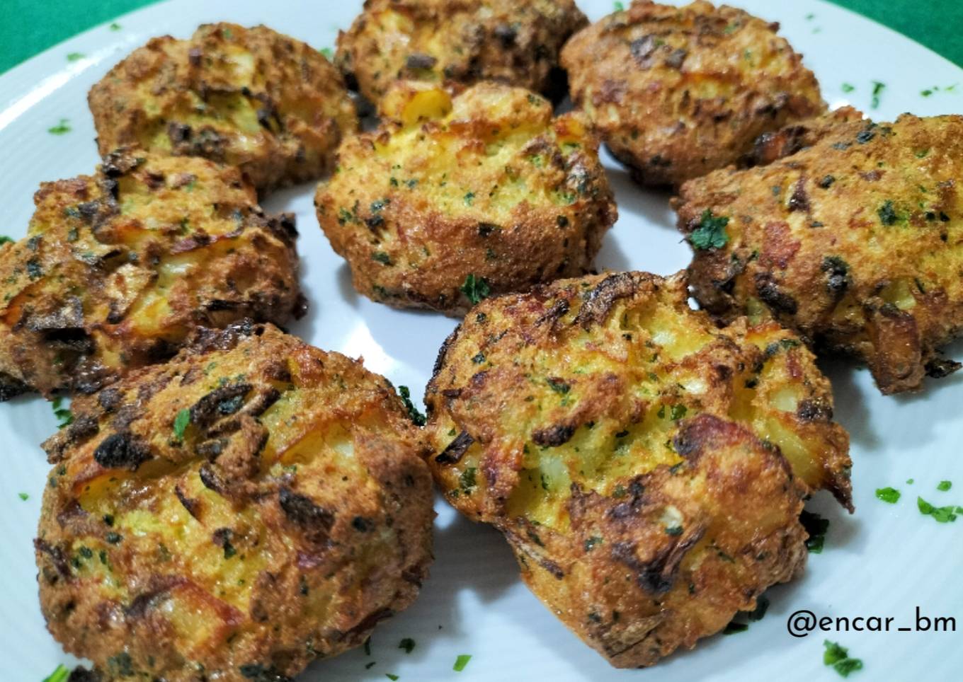 Tortitas de pan con bacalao y cebolla en airfryer