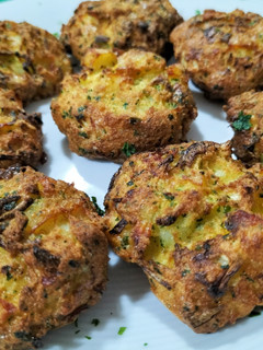 Una foto de Tortitas de pan con bacalao y cebolla en airfryer