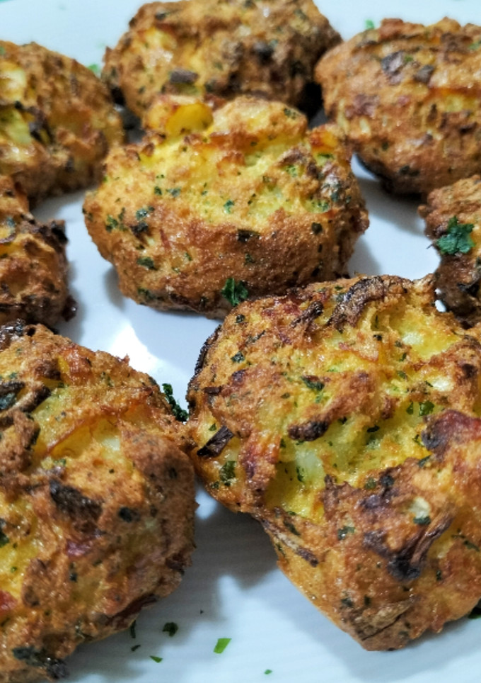 Una foto de Tortitas de pan con bacalao y cebolla en airfryer