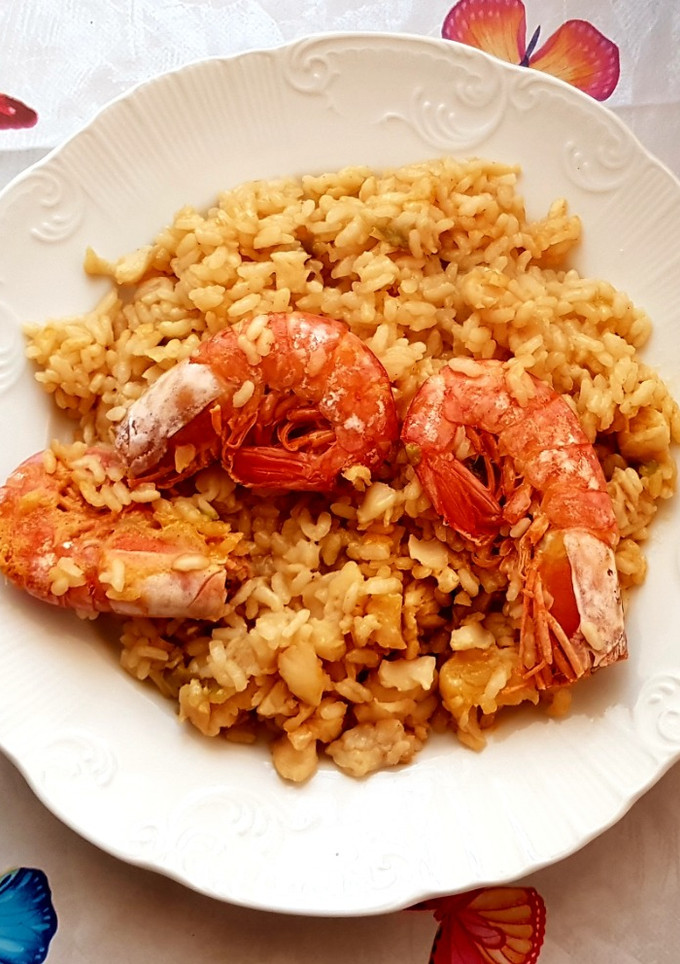 Una foto de Paella de merluza fácil