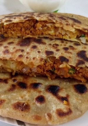 A picture of Aloo bhujia paratha.