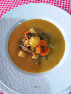 Una foto de Sopa crema de verduras y hortalizas al curry amarillo hindú