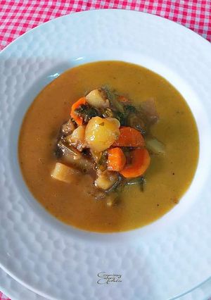 Foto principal de Sopa crema de verduras y hortalizas al curry amarillo hindú