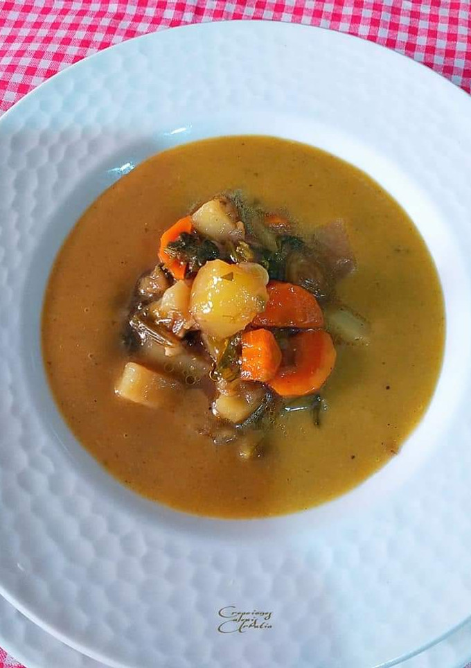 Una foto de Sopa crema de verduras y hortalizas al curry amarillo hindú