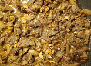 A picture of Garlic Pepper Beef & Mushroom.