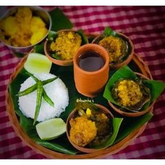 A picture of Bengali: Chingri Muithya or Prawns Croquettes Curry.