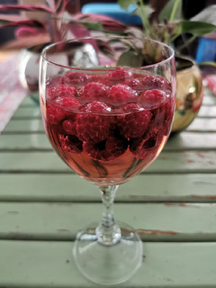 Una foto de Vino rosado con frambuesas
