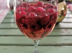 Una foto de Vino rosado con frambuesas