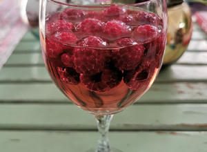 Una foto de Vino rosado con frambuesas